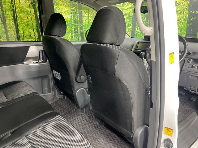運転席まわりには十分なスペースがあり、大柄な方でもゆったり運転していただける環境です。