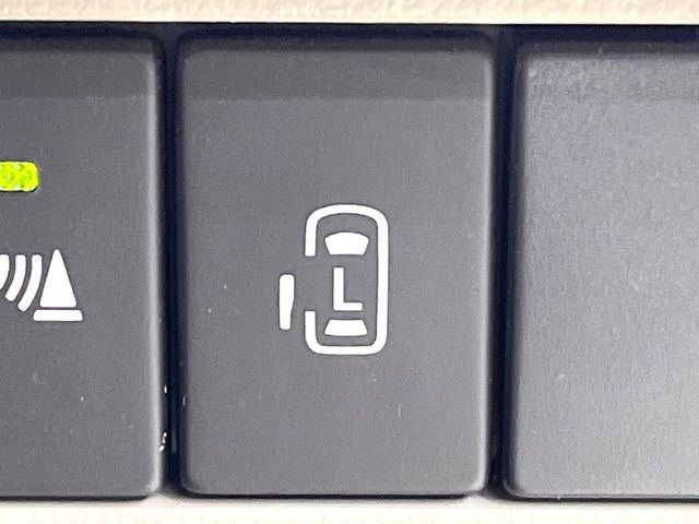 【パワースライドドア】スマートキーや運転席のスイッチでスライドドアの開閉が可能♪電動だから力を入れてドアを開ける必要が無く、小さいお子様でも、重い荷物を持っている時もラクに開け閉めできます♪