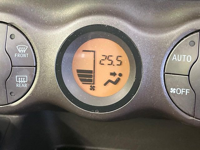 【オートエアコン】一度お好みの温度に設定すれば、車内の温度を検知し風量や温度を自動で調整。暑い&hellip;寒い&hellip;と何度もスイッチ操作をする必要はありません。快適な車内空間には必須の機能ですね♪