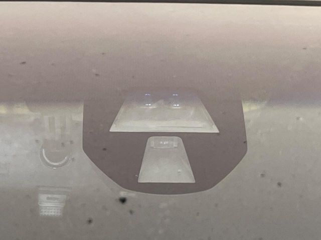 【シティブレーキアクティブシステム】低速走行中に前方の車両等を認識し、衝突しそうな時は警報とブレーキで衝突回避と被害軽減をアシスト。より安全にドライブをお楽しみいただけます。