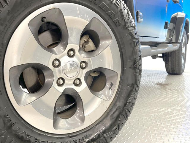 ●純正18インチアルミホイール:輸入車ならではの卓越した走りを支えるホイールと足回りです!日本車の走りに慣れている方にもぜひ体感して頂きたいほど、高いレベルでまとまっていま