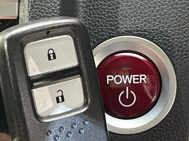 �yHonda�X�}�[�g�L�[�z�J�o����|�P�b�g�ɓ��ꂽ�܂܂ł��h�A�̎{���E�������\�ȃX�}�[�g�L�[�𑕔��B�G���W���̃I���E�I�t�����J�M�����o���K�v����������Ƃ��Ă��֗��ł���