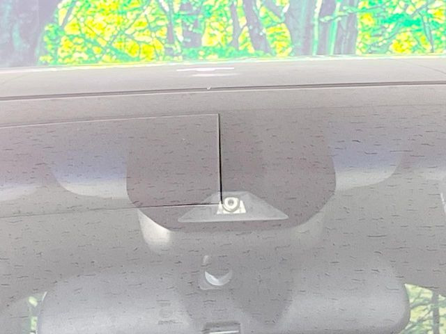 【ホンダセンシング】走行中に前方の車両等を認識し、衝突しそうな時は警報とブレーキで衝突回避と被害軽減をアシスト。より安全にドライブをお楽しみいただけます。