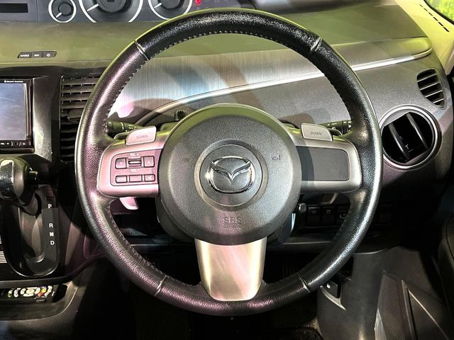 【純正革巻きステアリング】上質な革を使用することで、手にしっかり馴染みとても運転しやすいハンドルです♪