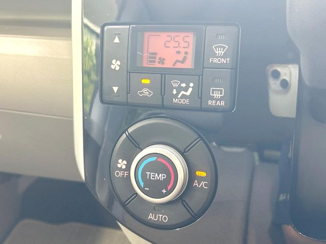 【オートエアコン】一度お好みの温度に設定すれば、車内の温度を検知し風量や温度を自動で調整。暑い&hellip;寒い&hellip;と何度もスイッチ操作をする必要はありません。快適な車内空間には必須の機能ですね♪