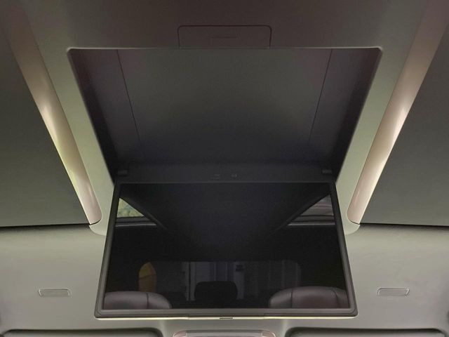 【14型有機ELフリップダウン】三列目からでも迫力のエンタメが観れる大画面フリップダウン。有機ELのモニターでは、一般的なフリップダウンよりも高コントラストでキレイな映像を楽しめます。