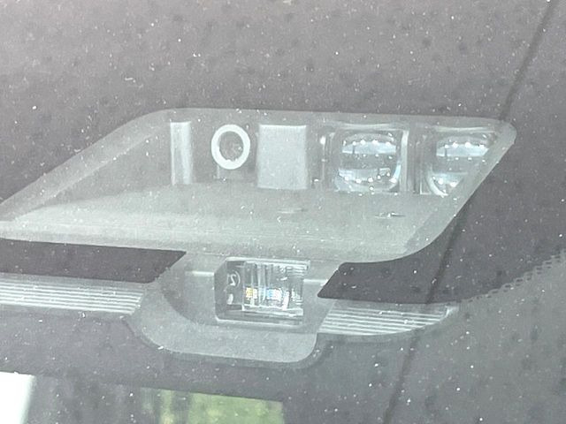 【三菱e-Assist】走行中に前方の車両等を認識し、衝突しそうな時は警報とブレーキで衝突回避と被害軽減をアシスト。より安全にドライブをお楽しみいただけます。