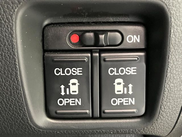 【両側パワースライドドア】スマートキーや運転席のスイッチで後席両側スライドドアの開閉が可能♪電動だから力を入れてドアを開ける必要が無く、小さなお子様でも簡単に開け閉めでき快適です♪