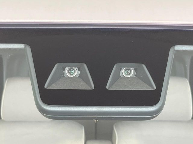 【スマートアシスト】走行中に前方の車両等を認識し、衝突しそうな時は警報とブレーキで衝突回避と被害軽減をアシスト。より安全にドライブをお楽しみいただけます。