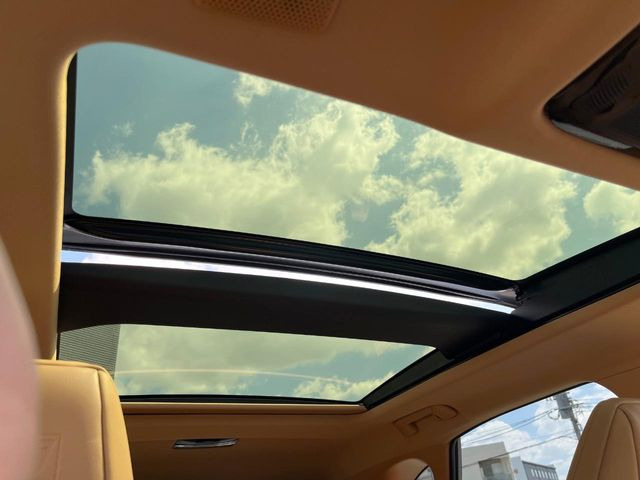 【大型サンルーフ】車内の解放感が一気に上がる大型のパノラマルーフ!季節を問わず開放的で快適なドライブをお楽しみいただけます。流通量も少なく希少価値の高い人気の装備です♪
