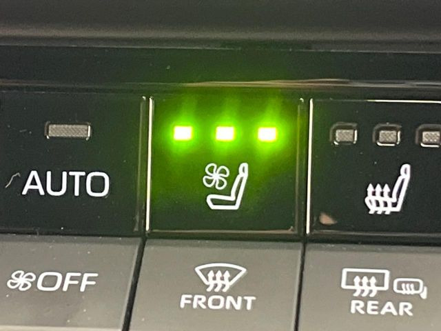【シートヒーター&ベンチレーション】夏場は涼しい風でお尻や背中の熱やムレを防ぎ、冬はエアコンよりも早く温まってポカポカに!季節を問わず快適に過ごせます。