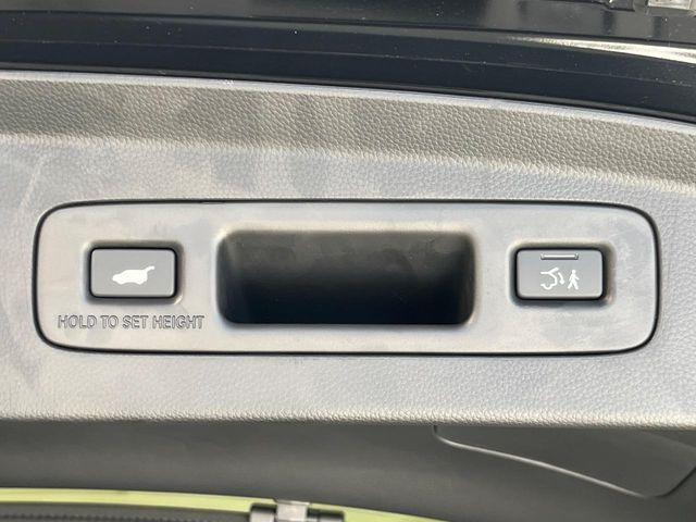 【ハンズフリーパワーバックドア】リアバンパー下部に足先を出し入れするだけでバックドアが自動で開閉♪両手が荷物でふさがっている時でもラクラク開閉操作が行えます!