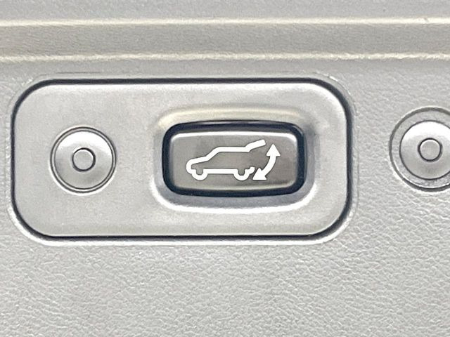 【パワーバックドア】スマートキーや運転席のボタンを押すだけでリアゲートが自動で開閉します!荷物を持っている時や、高い位置にあるバックドアを閉める際に便利な機能です♪