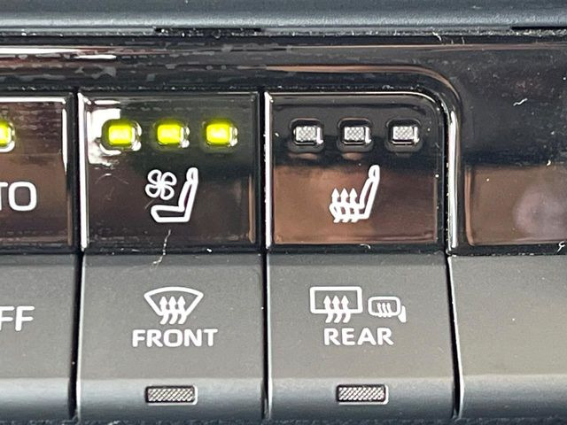 【シートヒーター&ベンチレーション】夏場は涼しい風でお尻や背中の熱やムレを防ぎ、冬はエアコンよりも早く温まってポカポカに!季節を問わず快適に過ごせます。