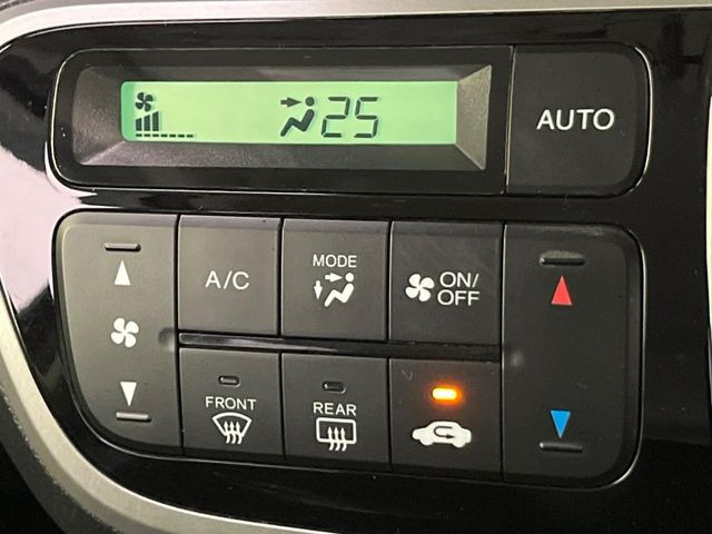【オートエアコン】一度お好みの温度に設定すれば、車内の温度を検知し風量や温度を自動で調整。暑い&hellip;寒い&hellip;と何度もスイッチ操作をする必要はありません。快適な車内空間には必須の機能ですね♪