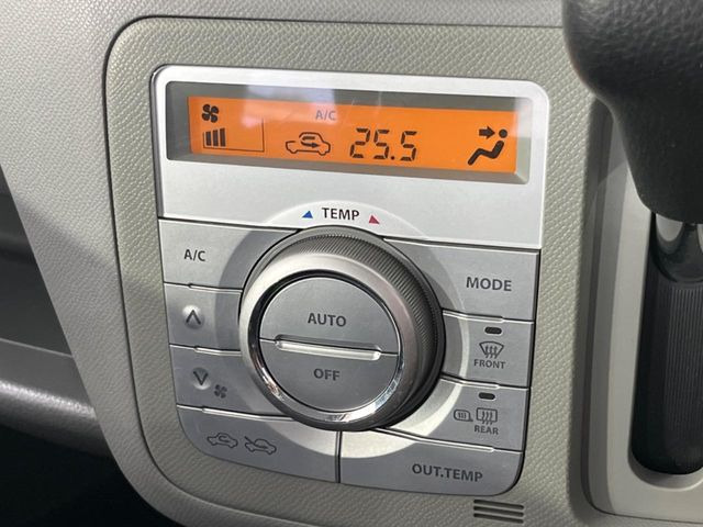 【オートエアコン】一度お好みの温度に設定すれば、車内の温度を検知し風量や温度を自動で調整。暑い&hellip;寒い&hellip;と何度もスイッチ操作をする必要はありません。快適な車内空間には必須の機能ですね♪