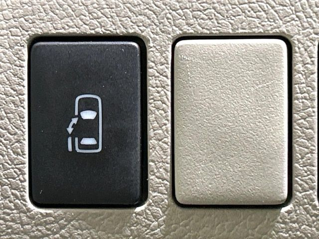 【パワースライドドア】スマートキーや運転席のスイッチでスライドドアの開閉が可能♪電動だから力を入れてドアを開ける必要が無く、小さいお子様でも、重い荷物を持っている時もラクに開け閉めできます♪