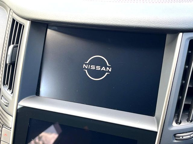【メーカー純正ナビ】インテリアに溶け込むスタイリッシュな「専用設計」メーカーナビを装備♪視認性や操作性など基本性能にも優れ、より上質なカーライフをお楽しみいただけます。
