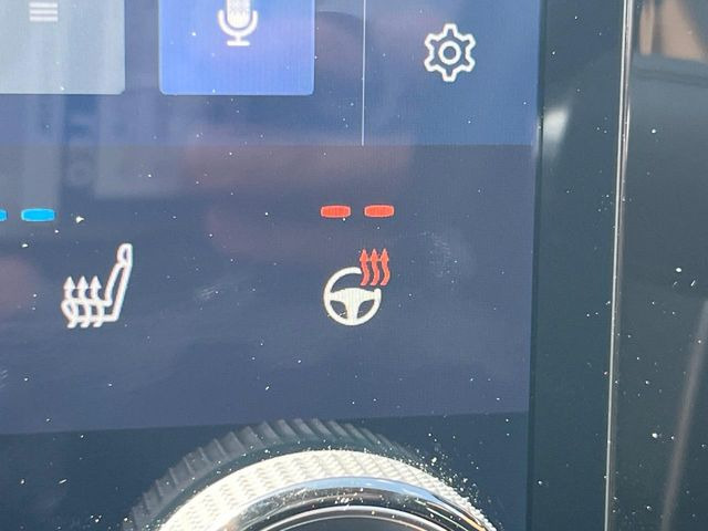 【ステアリングヒーター】冬場に冷たくなりやすい革巻きステアリングを、スイッチ一つで素早く適温に!エアコンよりも早く温まってくれるので、寒い日の運転も快適になりますね♪