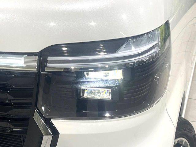 【LEDヘッドライト】悪天候や夜間走行時も良好な視界を確保し安心して運転できる高輝度LEDヘッドライトを装備!点灯速度が早く、消費電力も抑えられています。