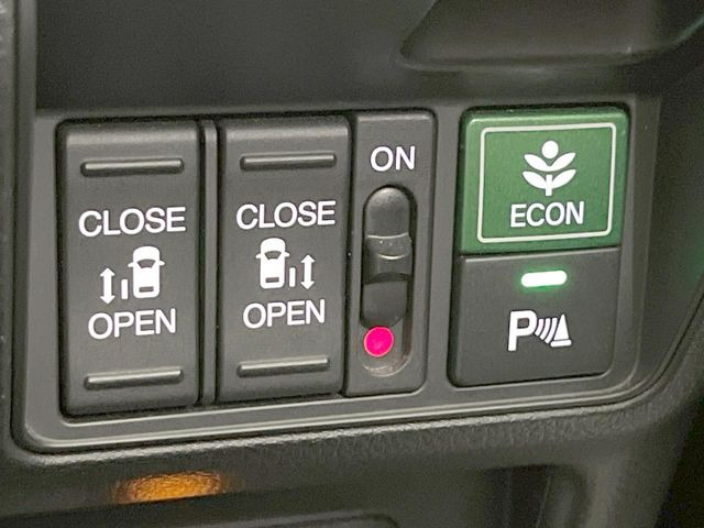 【両側パワースライドドア】スマートキーや運転席のスイッチで後席両側スライドドアの開閉が可能♪電動だから力を入れてドアを開ける必要が無く、小さなお子様でも簡単に開け閉めでき快適です♪