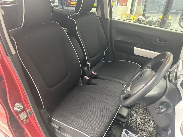 運転席まわりには十分なスペースがあり、大柄な方でもゆったり運転していただける環境です。
