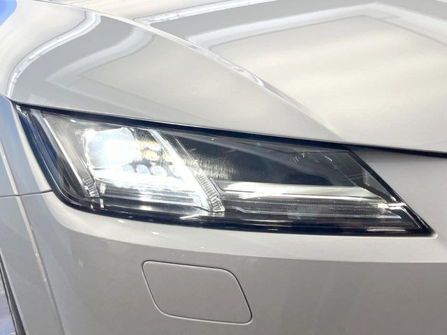 ●マトリクスLED:LEDハイビームが多数独立で存在し、ハイビーム時に対向車や前方を走る車の部分をロービームに切り替えが可能!!シーケンシャルウインカーも装備!!