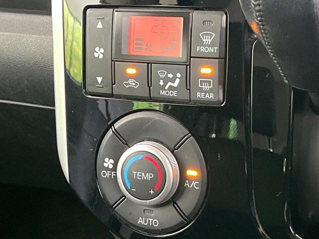 【オートエアコン】一度お好みの温度に設定すれば、車内の温度を検知し風量や温度を自動で調整。暑い&hellip;寒い&hellip;と何度もスイッチ操作をする必要はありません。快適な車内空間には必須の機能ですね♪
