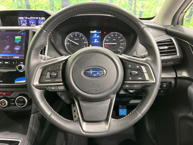 インテリアに合わせたデザインのステアリングは、運転される方のことも考え、運転しやすい形状、大きさです。是非一度、実際に触ってお確かめください。