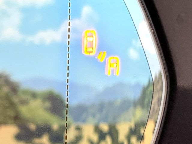【ブラインドスポットモニター】走行中、ドアミラーの死角になりやすい箇所に後続車が接近するとサイドミラーのレンズに警告を表示!ドライバーに注意喚起をしてくれます。