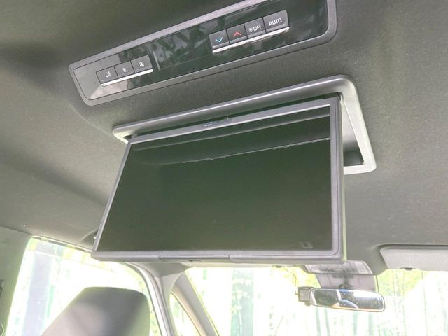 【13.2型フリップダウンモニター】大画面モニターで後席でもエンタメをお楽しみいただけます。小さなお子様にも大人気の装備です♪