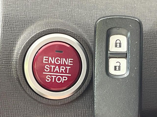 �yHonda�X�}�[�g�L�[�z�J�o����|�P�b�g�ɓ��ꂽ�܂܂ł��h�A�̎{���E�������\�ȃX�}�[�g�L�[�𑕔��B�G���W���̃I���E�I�t�����J�M�����o���K�v����������Ƃ��Ă��֗��ł���