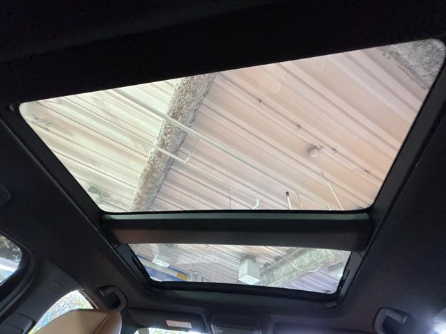 【サンルーフ】開放感たっぷりの希少装備、サンルーフが装着されています!車内に明かりを取り入れたり景色を楽しむ以外にも、車内の空気も簡単に換気できて快適です!
