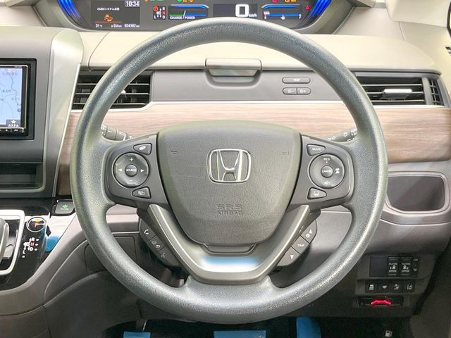 インテリアに合わせたデザインのステアリングは、運転される方のことも考え、運転しやすい形状、大きさです。是非一度、実際に触ってお確かめください。