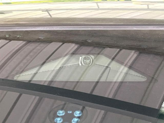 【ホンダセンシング】走行中に前方の車両等を認識し、衝突しそうな時は警報とブレーキで衝突回避と被害軽減をアシスト。より安全にドライブをお楽しみいただけます。