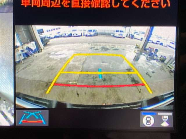 【バックカメラ】運転席から画面上で安全確認ができます。駐車が苦手な方にもオススメな便利機能です。