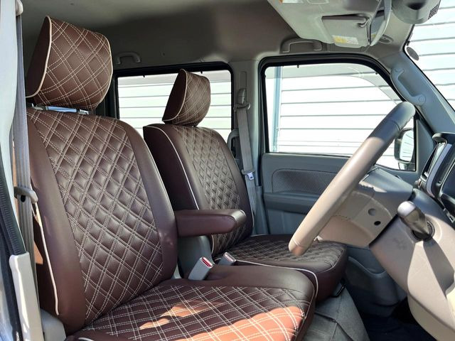 運転席まわりには十分なスペースがあり、大柄な方でもゆったり運転していただける環境です。