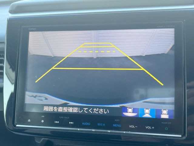 【バックカメラ】駐車時に後方がリアルタイム映像で確認できます。大型商業施設や立体駐車場での駐車時や、夜間のバック時に大活躍!運転スキルに関わらず、今や必須となった装備のひとつです!
