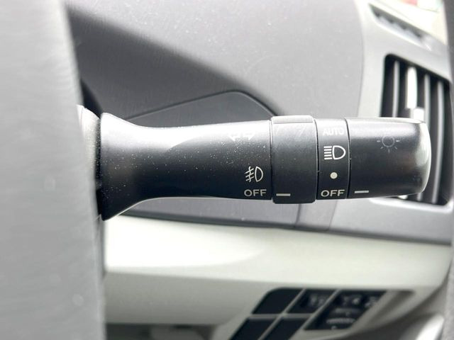 【オートライト】周りの明るさに応じて自動でヘッドライトの点灯・消灯ができる機能です!ライトの付け忘れ・消し忘れなどが無くなり、雨の日や夕方の走行も安心!トンネル通過時も便利ですね♪