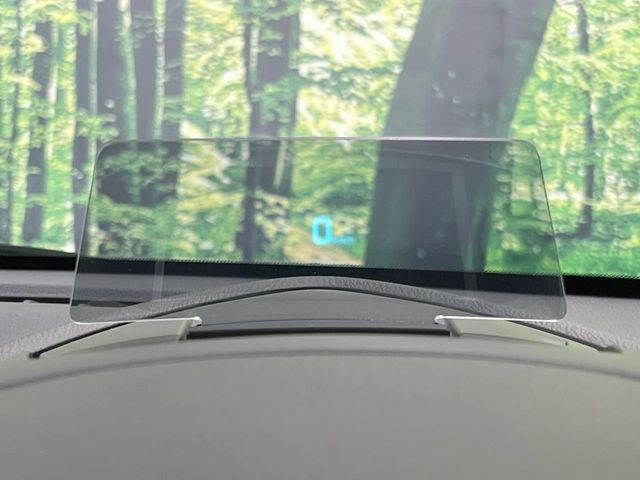 【ヘッドアップディスプレイ】現在の速度や走行情報をデジタル表示で運転席前方のガラスに投影!運転中、目線をずらさず必要な情報を確認できるのでとっても便利で安心!