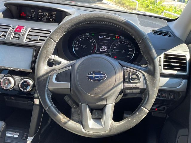 【ステアリングスイッチ】運転中、前方から目線をそらすことなく、オーディオ等の操作が可能な便利機能!安心&快適なドライブを演出してくれます♪