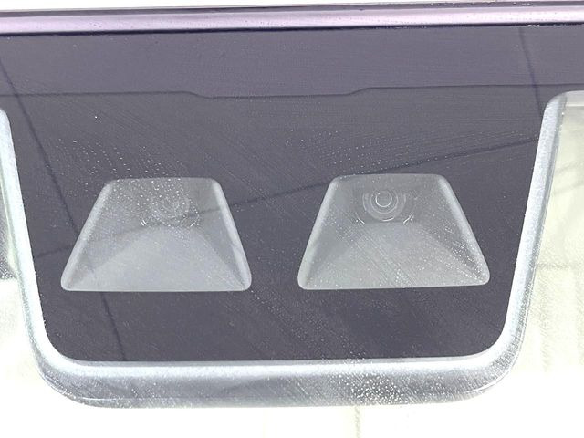 【スマートアシスト】走行中に前方の車両等を認識し、衝突しそうな時は警報とブレーキで衝突回避と被害軽減をアシスト。より安全にドライブをお楽しみいただけます。