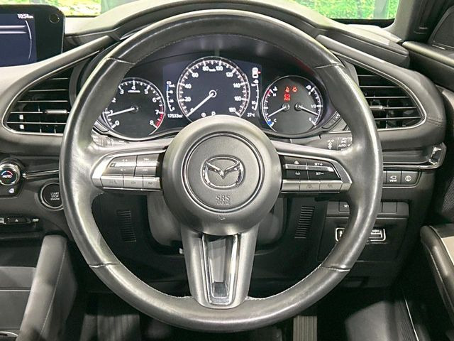 【ステアリングヒーター】冬場に冷たくなりやすい革巻きステアリングを、スイッチ一つで素早く適温に!エアコンよりも早く温まってくれるので、寒い日の運転も快適になりますね♪