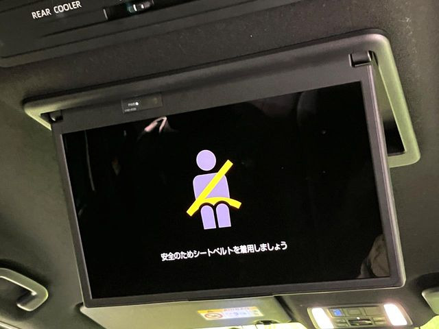 【フリップダウンモニター】大画面モニターで後席でもエンタメをお楽しみいただけます。小さなお子様にも大人気の装備です♪