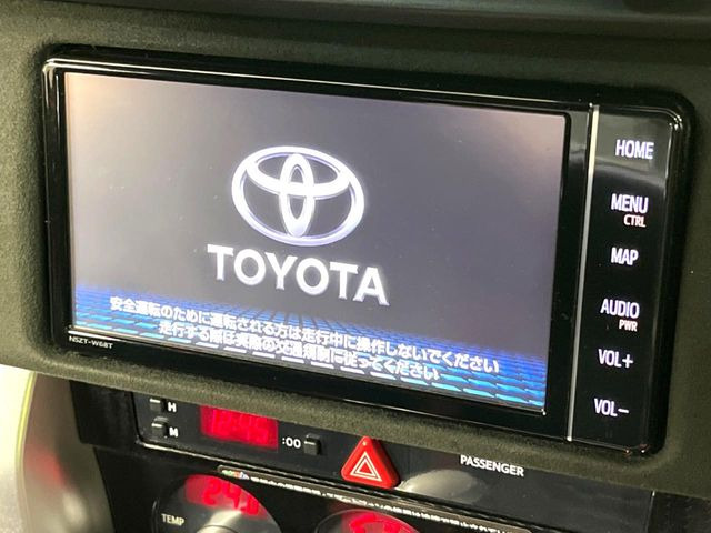 【純正ナビ】人気の純正ナビを装備しております。ナビの使いやすさはもちろん、オーディオ機能も充実!キャンプや旅行はもちろん、通勤や買い物など普段のドライブも楽しくなるはず♪