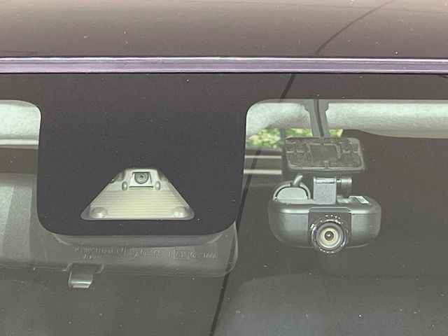 【スマートアシスト】走行中に前方の車両等を認識し、衝突しそうな時は警報とブレーキで衝突回避と被害軽減をアシスト。より安全にドライブをお楽しみいただけます。