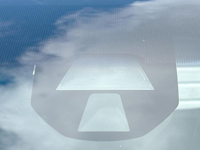 【シティブレーキアクティブシステム】低速走行中に前方の車両等を認識し、衝突しそうな時は警報とブレーキで衝突回避と被害軽減をアシスト。より安全にドライブをお楽しみいただけます。