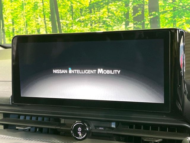 【メーカー純正ナビ】インテリアに溶け込むスタイリッシュな「専用設計」メーカーナビを装備♪視認性や操作性など基本性能にも優れ、より上質なカーライフをお楽しみいただけます。