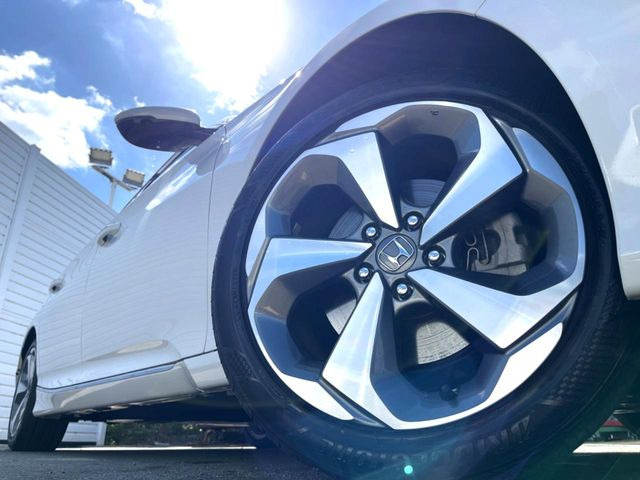 �y����18�C���`�A���~�z�C�[���z�O�ςɃ}�b�`���������A���~�z�C�[���𑕒����Ă���܂��B�e��ЊO�A���~�z�C�[����A�X�^�b�h���X�^�C�����戵�����Ă���܂��B���񂲑��k����������