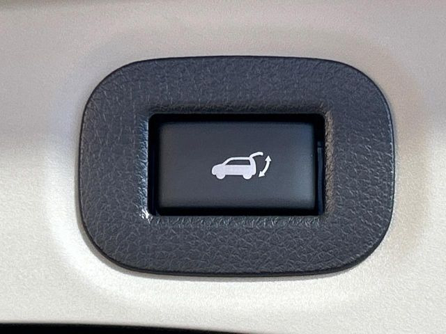 【パワーバックドア】スマートキーや運転席のボタンを押すだけでリアゲートが自動で開閉します!荷物を持っている時や、高い位置にあるバックドアを閉める際に便利な機能です♪